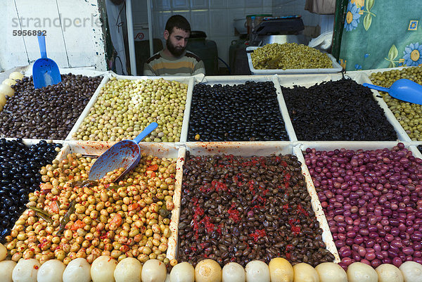 Olive-Verkäufer  Straßenmarkt  Medina  Tetouan  UNESCO Weltkulturerbe  Marokko  Nordafrika  Afrika