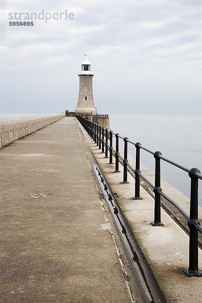 North Pier und Leuchtturm  Tynemouth  North Tyneside  Tyne and Wear  England  Vereinigtes Königreich  Europa