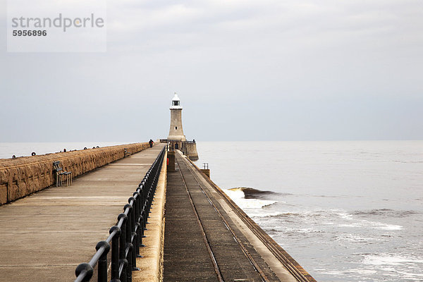 North Pier und Leuchtturm  Tynemouth  North Tyneside  Tyne and Wear  England  Vereinigtes Königreich  Europa