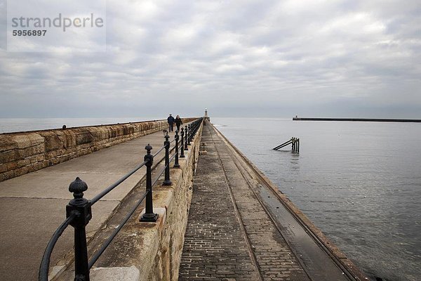 Paar walking am Nordpier bei Tynemouth  North Tyneside  Tyne und Wear  England  Vereinigtes Königreich  Europa