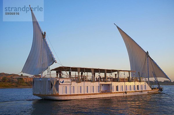 Kreuzfahrt auf dem Nil zwischen Luxor und Aswan mit Dahabieh Typ des Bootes  das Lazuli  Ägypten  Nordafrika  Afrika