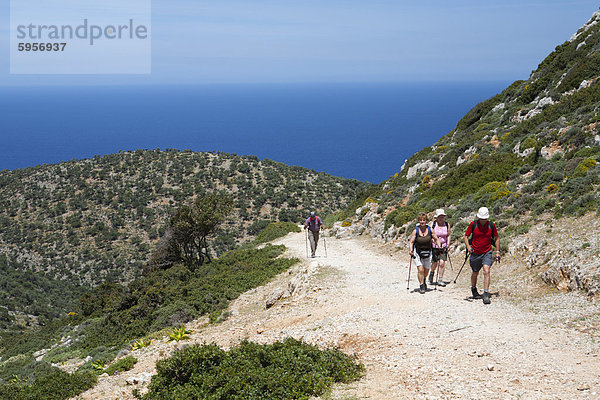 Wanderer auf Küsten-Spaziergang  Akrotiri Halbinsel  Chania Region  Kreta  griechische Inseln  Griechenland  Europa