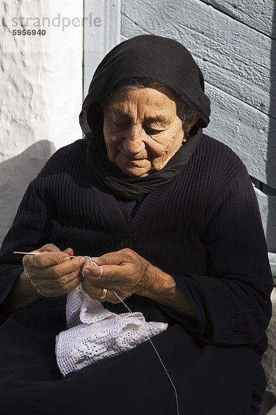 Alte Frau macht traditionelle Gehäkelte Textilien  Kritsa  Lasithi Region  Kreta  griechische Inseln  Griechenland  Europa