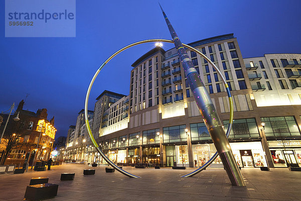 Allianz-Skulptur von Metais  St. Davids-Einkaufszentrum  Cardiff  Südwales  Wales  Vereinigtes Königreich  Europa