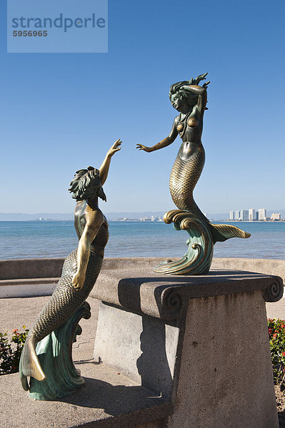 Triton und Nereida Skulptur auf dem Malecon  Puerto Vallarta  Jalisco  Mexiko  Nordamerika