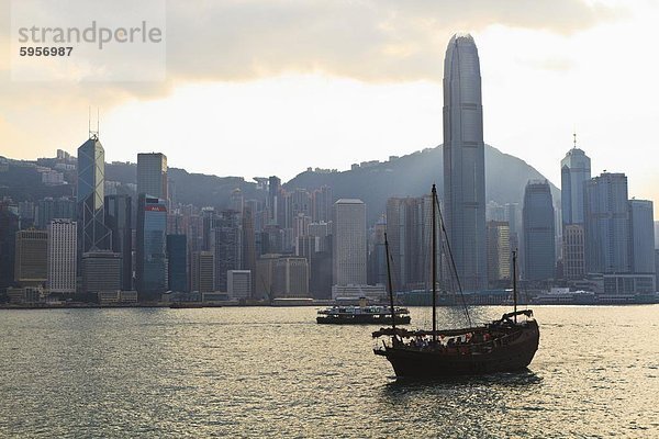 Sterne-Fähre überqueren Victoria Harbour auf Hong Kong Island  zwei IFC Turm auf der rechten Seite  Hong Kong  China  Asis