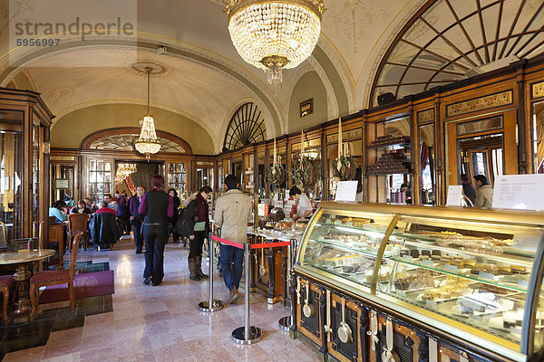 Innenraum des modischen Café Gerbeaud  Vorosmarty Ter  Budapest  Ungarn  Ungarn  Europa