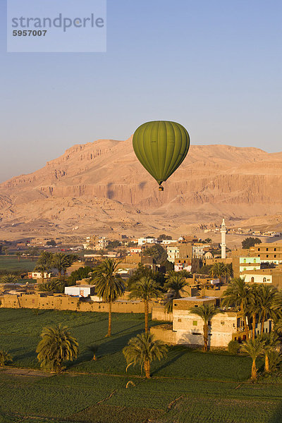 Nordafrika Wärme über Gebäude Luftballon Ballon Himmel hängen Afrika Ägypten Luxor