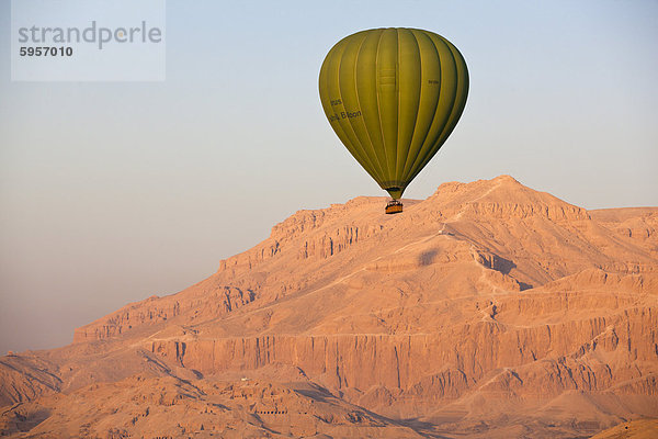 Heißluftballon ausgesetzt über die thebanischen Berge von Luxor  Theben  Ägypten  Nordafrika  Afrika