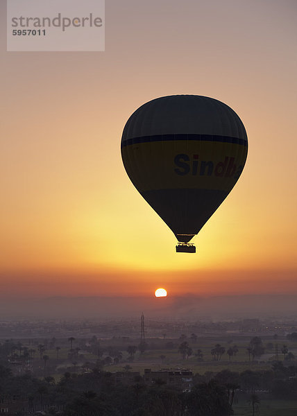 Heißluftballon bei Sonnenaufgang über Luxor die Theban Necropolis  Theben  Ägypten  Nordafrika  Afrika