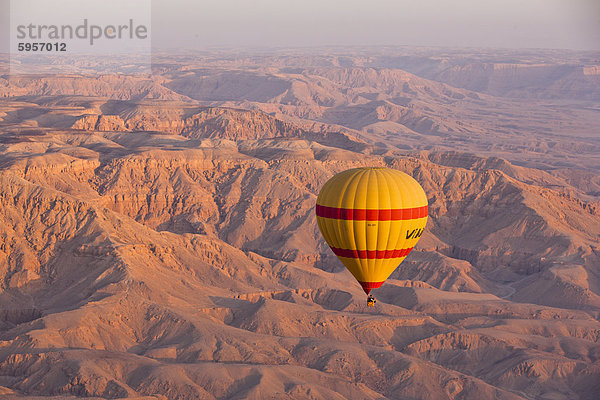 Heißluftballon ausgesetzt über die thebanischen Berge von Luxor bei Sonnenaufgang  Theben  Ägypten  Nordafrika  Afrika