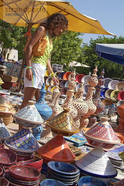 Keramik Produkte am Markt in Houmt Souk  Insel Jerba  Tunesien  Afrika