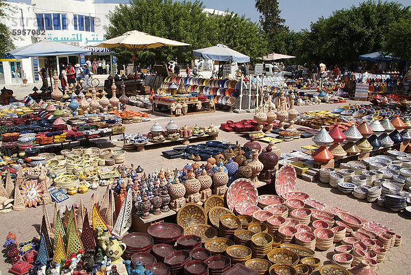 Keramik Produkte im Markt zu Houmt Souk  Insel von Jerba  Tunesien  Nordafrika  Afrika