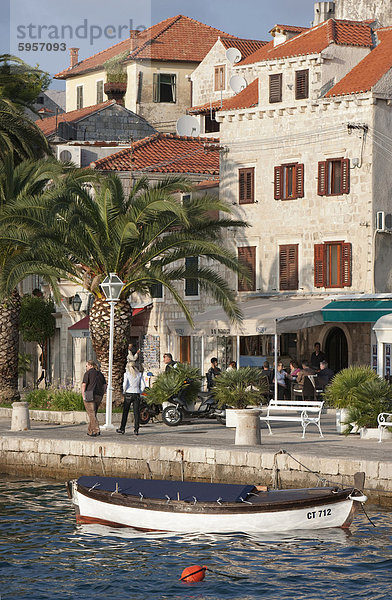 Traditionellen Fischerboot und Waterfront  Cavtat  Dalmatien  Kroatien  Europa