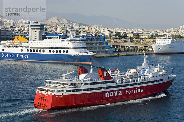 Fähren im Hafen von Piräus  Athen  Griechenland  Europa