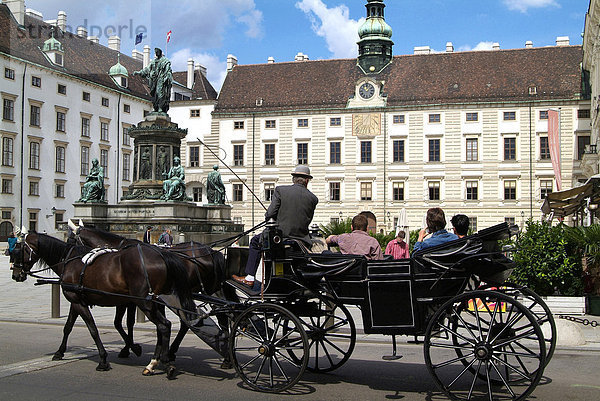 Pferdekutsche bei der Hofburg  Wien  Österreich  Europa