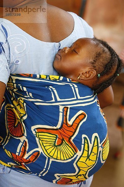 Mutter mit ihrem Baby auf ihrem Rücken  Lome  Togo  Westafrika  Afrika