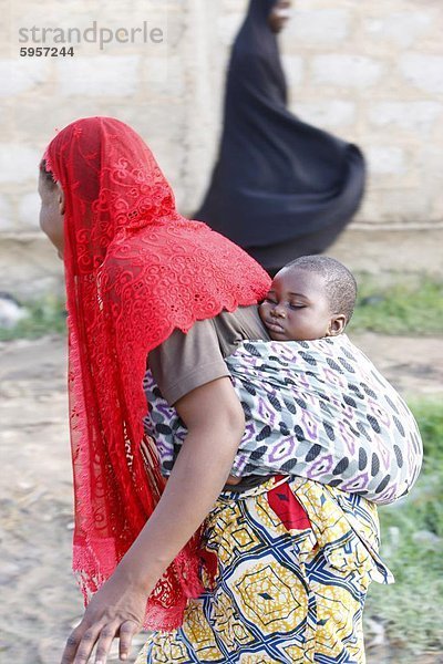 Muslimische Mutter und Baby  Lome  Togo  Westafrika  Afrika