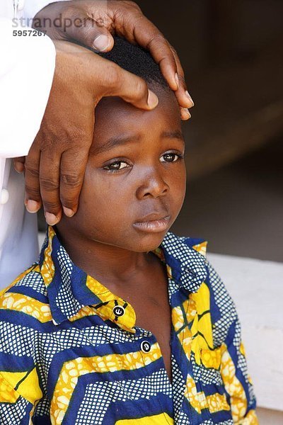 Afrikanische Kind gesegnet durch einen Priester  Lome  Togo  Westafrika  Afrika