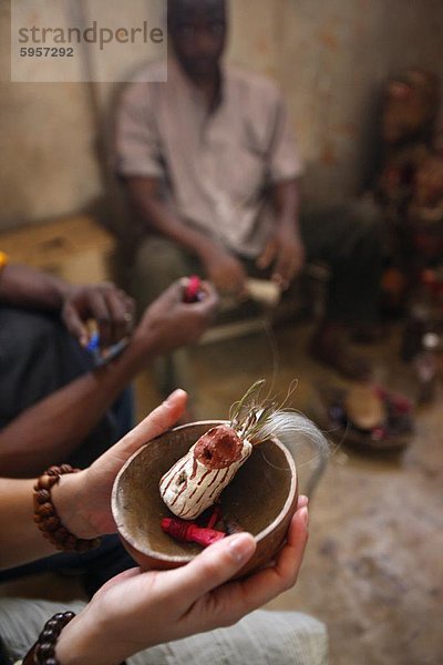 Voodoo-Ritual mit Tourist  Akodessewa Fetisch Markt  Lome  Togo  Westafrika  Afrika