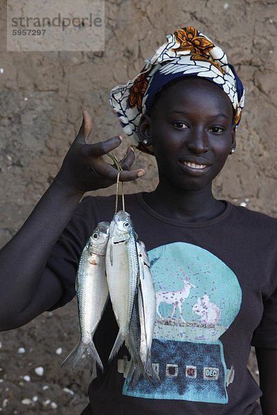 Frau hält Fisch  Kafountine  Casamance  Senegal  Westafrika  Afrika