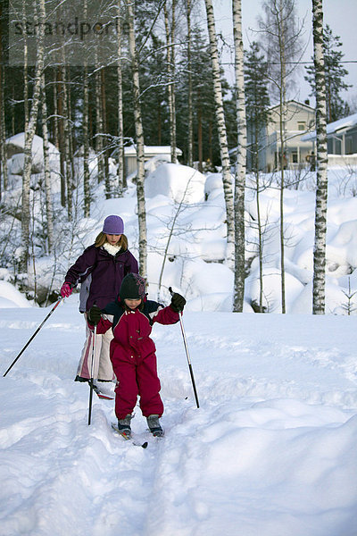 Junge Mädchen  5 und 10 Jahre alt  Langlaufen  Finnland  Skandinavien  Europa