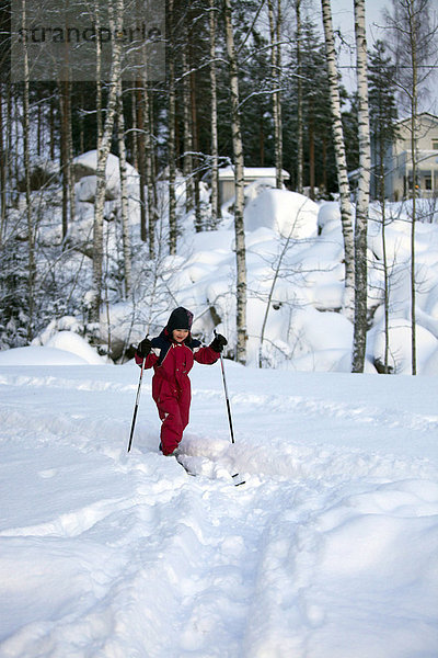 Fünf Jahre alten Mädchen Ski Langlauf  Finnland  Skandinavien  Europa