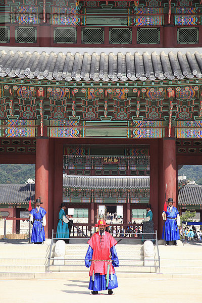 Ändern der Wachen  Gyeongbokgung Palace (Palast von Shining Glück)  Seoul  Südkorea  Asien