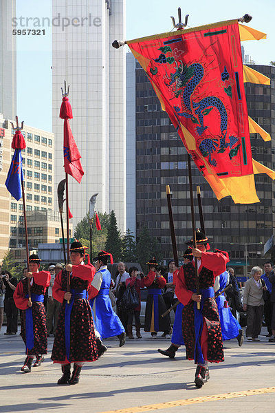 Ändern der Wachen  Deoksugung Palast (Palast tugendhafter Langlebigkeit)  Seoul  Südkorea  Asien