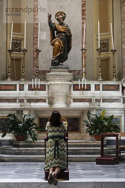 Frau Gebet zu St. Peter in der Kirche  Galatina  Lecce  Italien  Europa