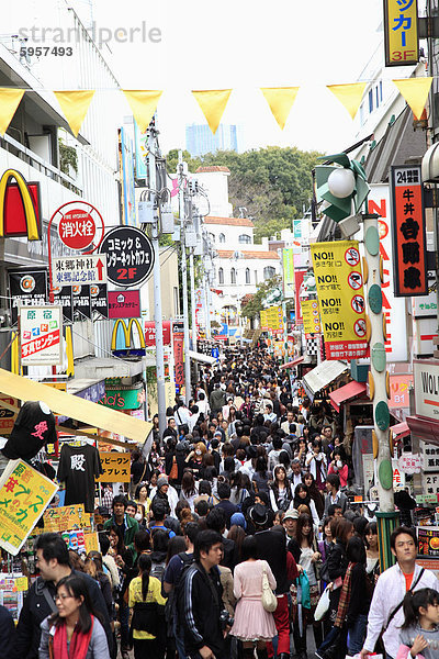 Wochenende drängt  Takeshita Dori  einer verkehrsberuhigten Straße  das ist ein Mekka für Jugendkultur und Mode  Harajuku  Tokio  Japan  Asien