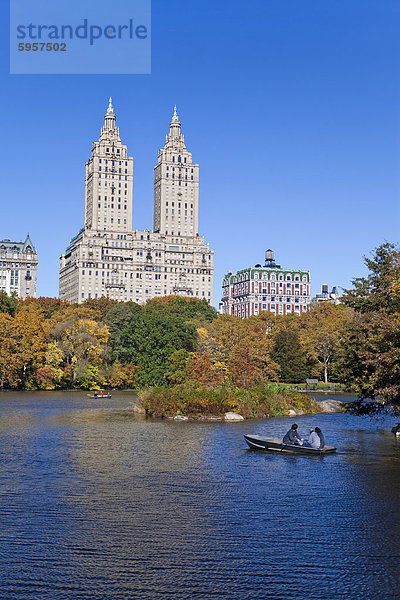 Central Park und dem Grand Gebäuden entlang der Central Park West gesehen über den See im Herbst  Manhattan  New York City  New York  Vereinigte Staaten von Amerika  Nordamerika