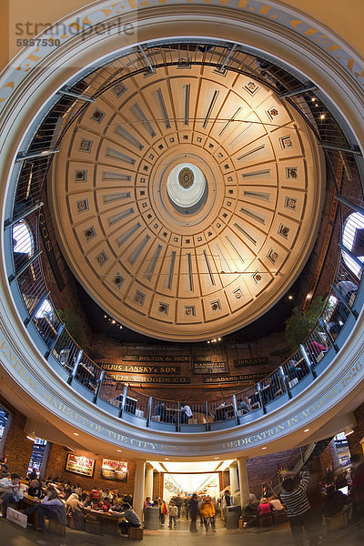 Innere Kuppel in der Grand Hall der Quincy Lebensmittelmarkt  Boston  Massachusetts  Neuengland  Vereinigte Staaten von Amerika  Nordamerika