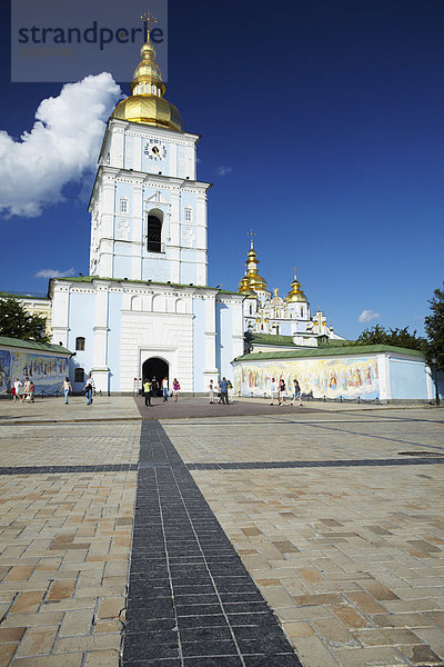 Menschen Sie außerhalb der St. Michaels Kloster  Kiew  Ukraine  Europa