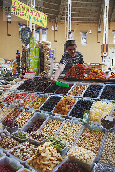 Anbieter verkaufen Trockenfrüchte und Nüsse in Bessarabsky Markt  Kiew  Ukraine  Europa