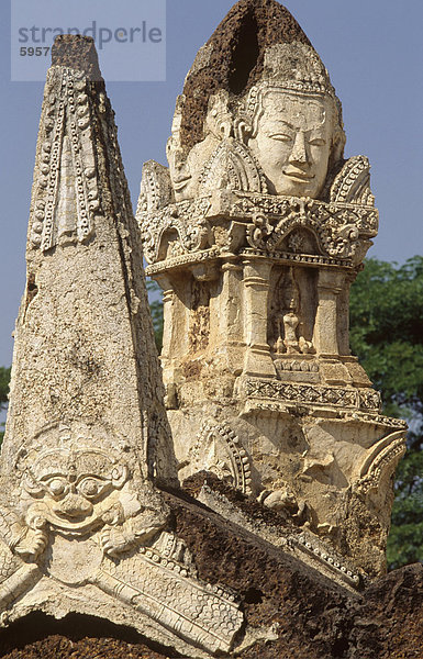 Stuckdekorationen am Tor des Wat Mahathata Chalieng  aus der Sukhothai-Periode  inspiriert von Khmer Architektur  Si Satchanalai  Thailand  Südostasien  Asien