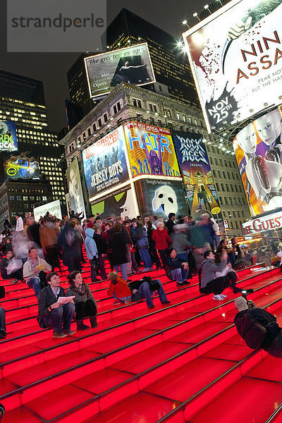 Neon Lichter bei Nacht  Times Square  Manhattan  New York City  New York  Vereinigte Staaten  Nordamerika