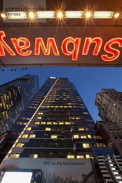 Neon Lichter der 42nd Street  Times Square  Manhattan  New York City  New York  Vereinigte Staaten von Amerika  Nordamerika