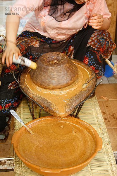 Argan-Öl machen  Agadir  Marokko  Nordafrika  Afrika