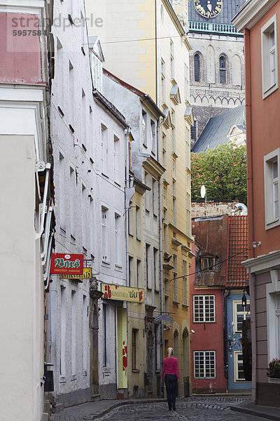 Frau entlang Straße In Old Town  Riga  Lettland  Baltikum  Europa