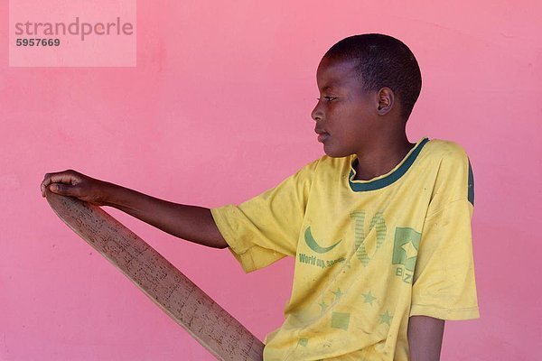 Koranschule Schüler hält eine Gebet-Tablette  Abene  Casamance  Senegal  Westafrika  Afrika