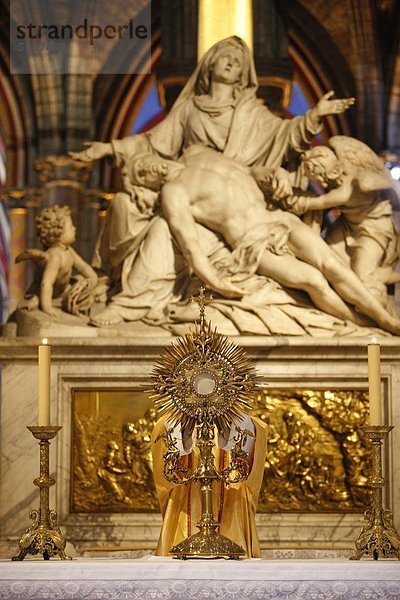 Verehrung der Eucharistie in Notre Dame de Paris Kathedrale  Paris  Frankreich  Europa