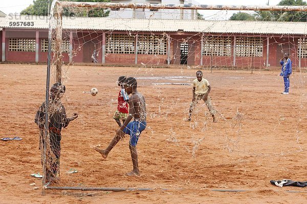 Fußball-Spiel in einer Schule  Lome  Togo  Westafrika  Afrika