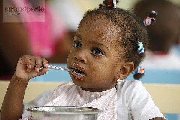 Die Mahlzeiten in einer Kinderkrippe und Kindergarten Ausführen von katholischen Nonnen  Lome  Togo  Westafrika  Afrika