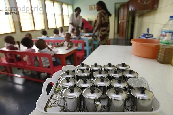 Die Mahlzeiten in einer Kinderkrippe und Kindergarten Ausführen von katholischen Nonnen  Lome  Togo  Westafrika  Afrika