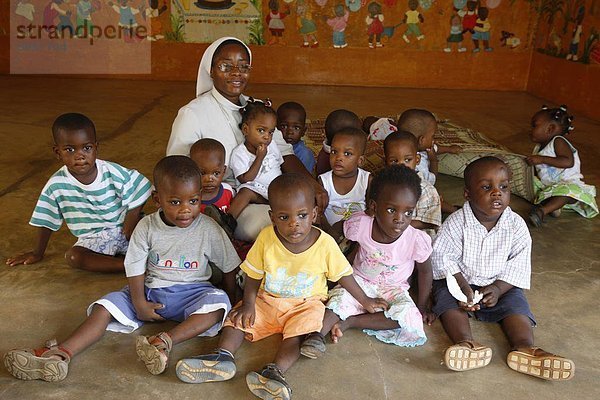 Kindergärten führen von katholischen Nonnen  Lome  Togo  Westafrika  Afrika