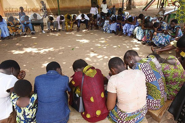 Gruppe Gebet in eine evangelische Kirche  Region  Togo  Westafrika  Afrika