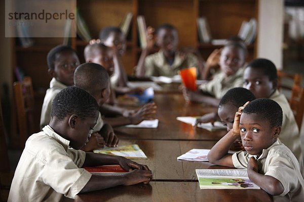 Schulkinder in der Bibliothek  Lome  Togo  Westafrika  Afrika