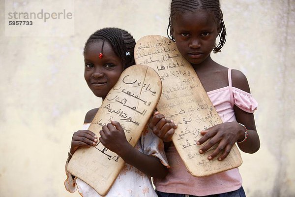 Islamischen SchülerInnen halten Gebet Tabletten  Bignola  Casamance  Senegal  Westafrika  Afrika