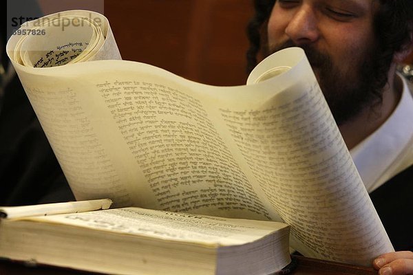 Purim Feier im Nahen Osten Belz Synagoge  Jerusalem